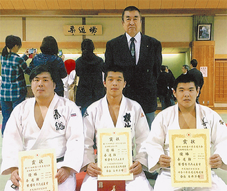 善道館チーム(左から)尾之上さん、村岡さん、栗原さん