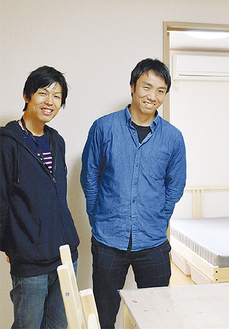関さん（左）とスタッフの遠藤さん