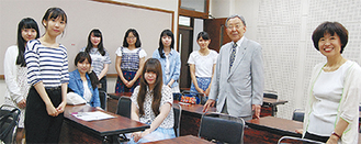 （写真右から）ゼミの矢野久美子教授、早瀬勇会長、同大の学生ら