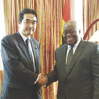 アクフォ＝アド大統領（右）と握手する坂井氏（外務省提供写真）