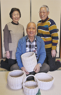 作品を手に笑顔の相澤さん（中央）と妻・加代子さん（右）、吉澤さん