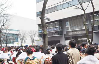 例年多くの新成人が新横浜に集う