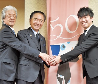握手を交わす、左から神奈川フィルの上野孝理事長、黒岩祐治知事、常任指揮者の川瀬賢太郎氏