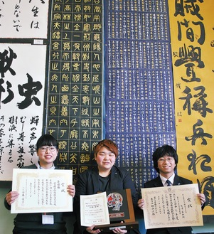 左から顧問の宮沢教諭、小林さん、矢澤さん