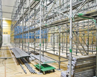 天井の改修工事中の体育室
