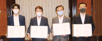 協定書を持つ黒岩知事（中央右）と３社代表