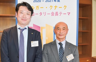 飯田会長（左）と次年度会長に決まった鈴木氏