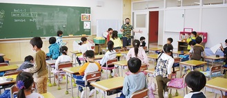 新設校用の校舎で授業を行う緑園東小の１年生