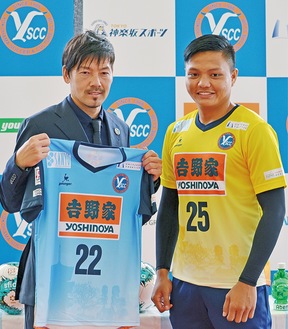 松井選手（左）とアウン選手