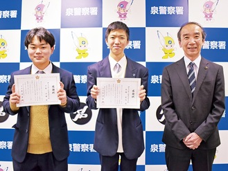 代表して署長室で感謝状を受け取った（左から）松陽高校の小林さん、倉橋さんと半田教頭