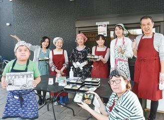 70食の弁当を作ったボランティアメンバー。後列左が高橋代表、前列左が大谷君、右が母の馨さん
