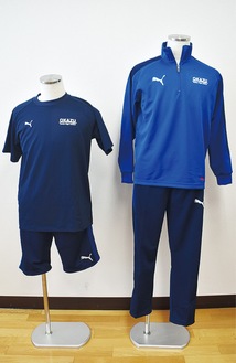 紺色の体操着（左）と青に変更されたジャージ