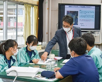 グループごとに実験をし、内田さんから指導を受ける生徒