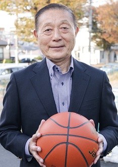 阿部哲也さん…元教諭。日本体育大学卒業後、非常勤を経て新任として松陽高へ。後の金井高とあわせて関東大会28回、全国大会にも８回導いた。国際審判員の資格も有し、2000年のシドニー五輪パラリンピックで笛を吹いた経験も。現在は七里ガ浜高校で非常勤として働く。