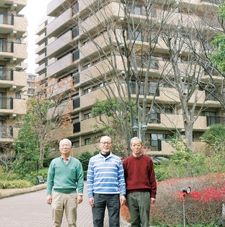 「西の街」管理組合の（左から）田口明副理事長、加藤理事長、浅野淳一郎副理事長