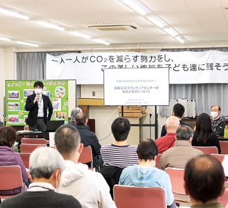中田町会館で講演する大橋さん（左）