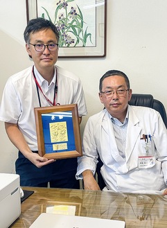 県救急医療功労者表彰を受賞した「湘南泉病院」の末盛院長（右）
