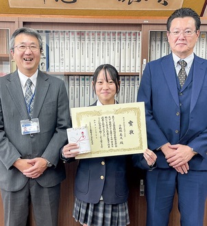 賞状を手にする小板橋さんと永島靖之校長（左）と斎藤署長