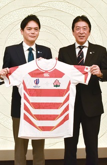 山中市長（左）に日本代表ジャージを手渡す土田会長