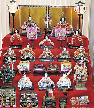 地域見守る雛壇飾り 上飯田地区センター | 泉区 | タウンニュース