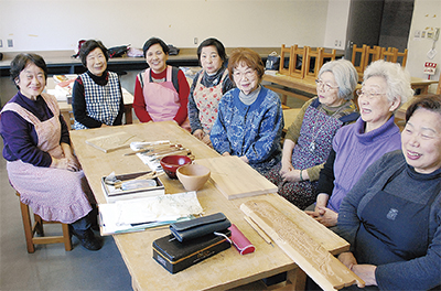 鎌倉彫教室、先生は93歳