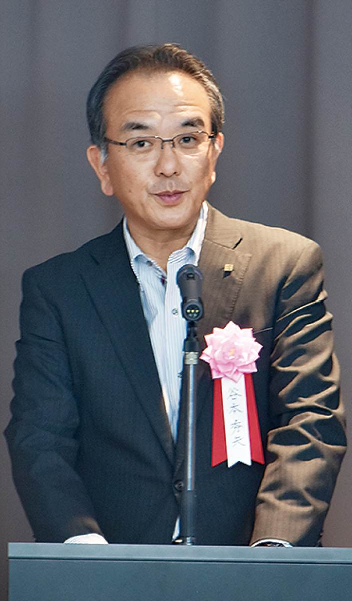 あいさつする谷本社長