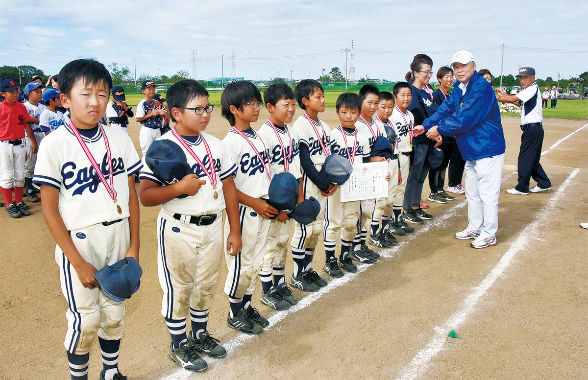 メダルを贈る横浜泉ＲＣの高梨会長（右）