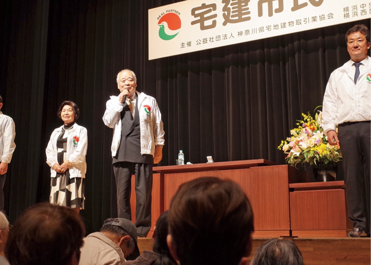 挨拶する山野井副会長