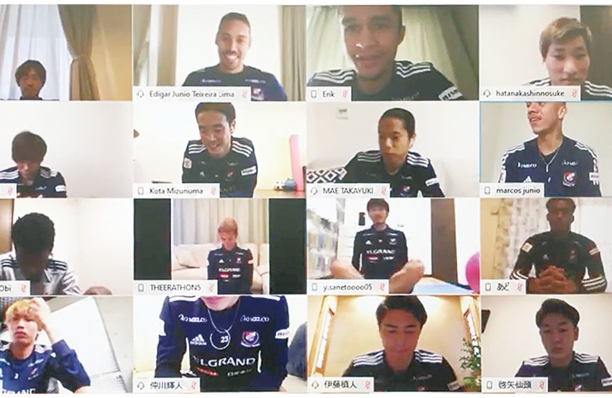 選手たちがライブ配信で登場