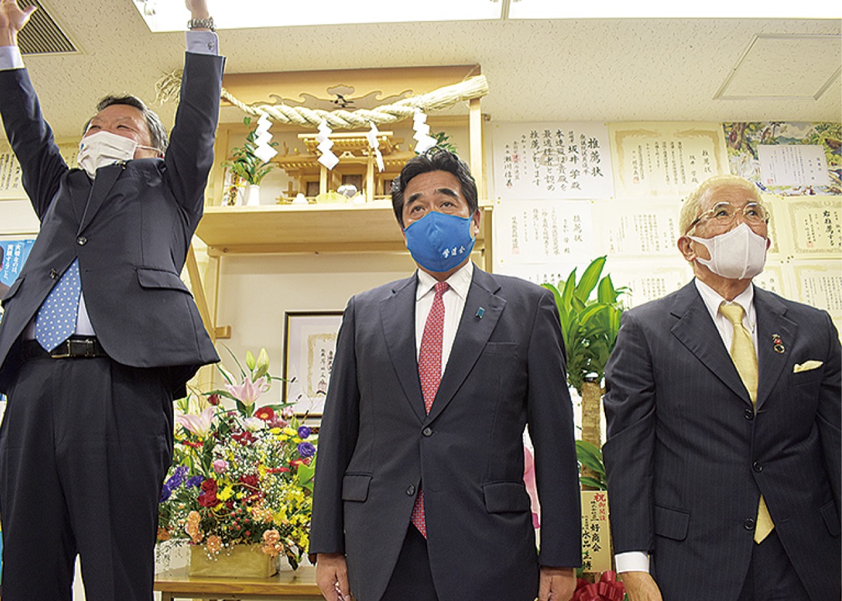 坂井氏が接戦制す