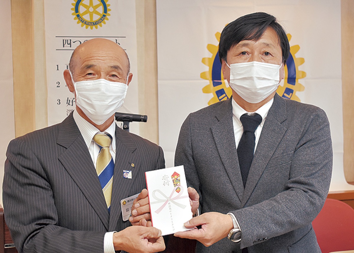 寄付を受け取る共働舎の萩原施設長