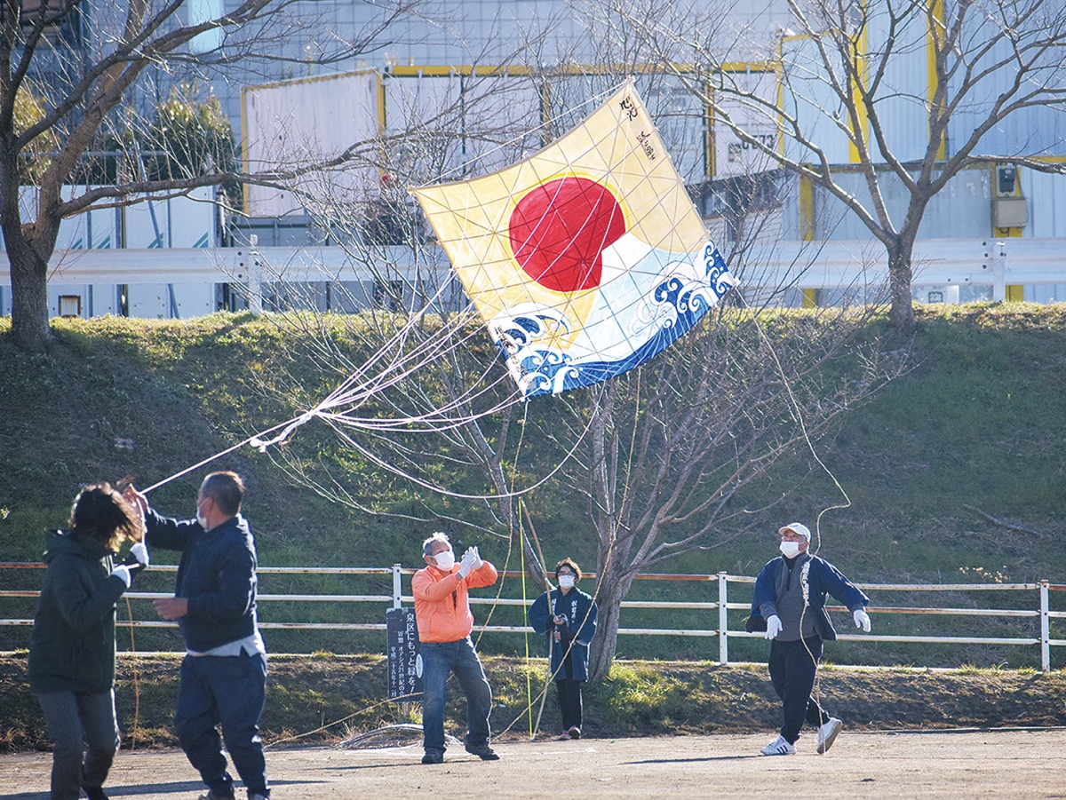 空に舞い上がろうとする相模凧