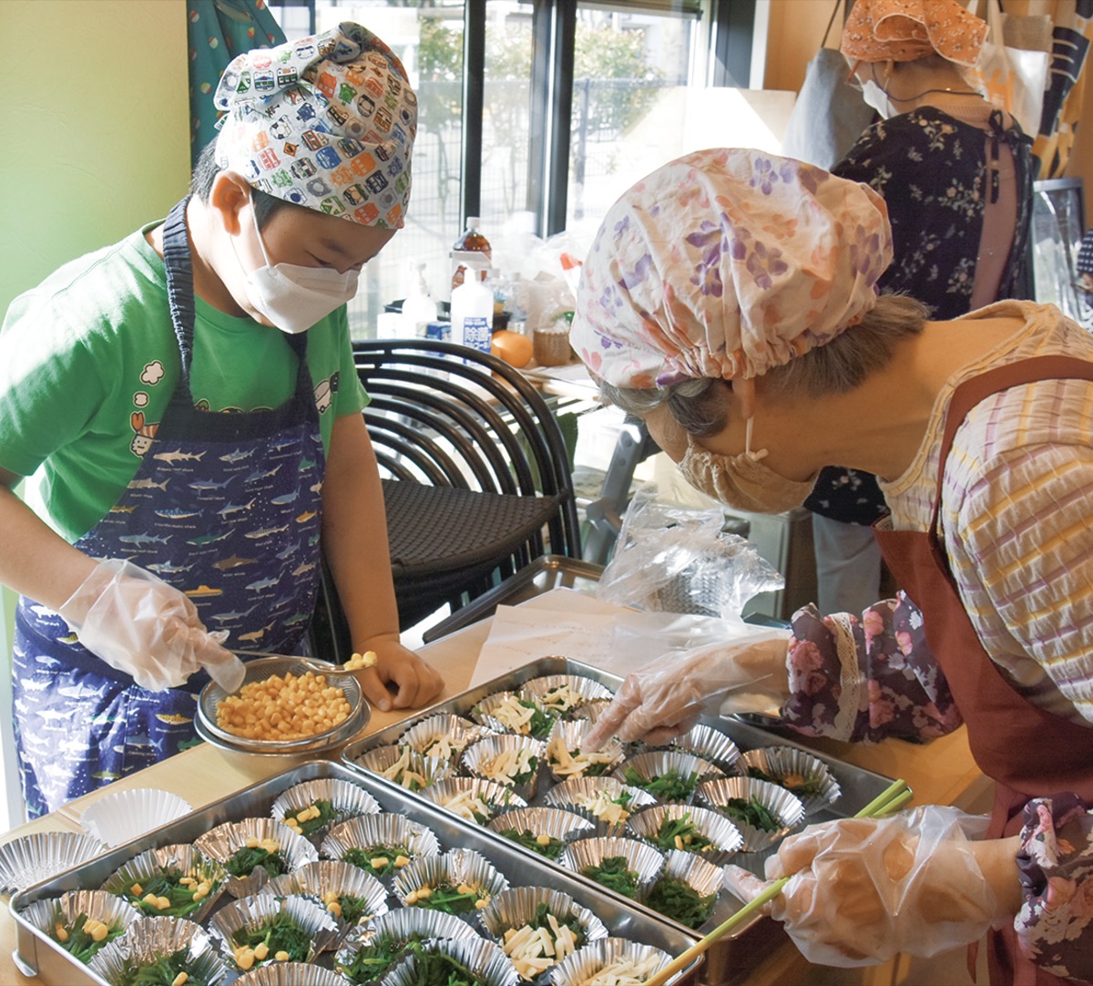 古屋さんと相談しながら調理する大谷君（左）