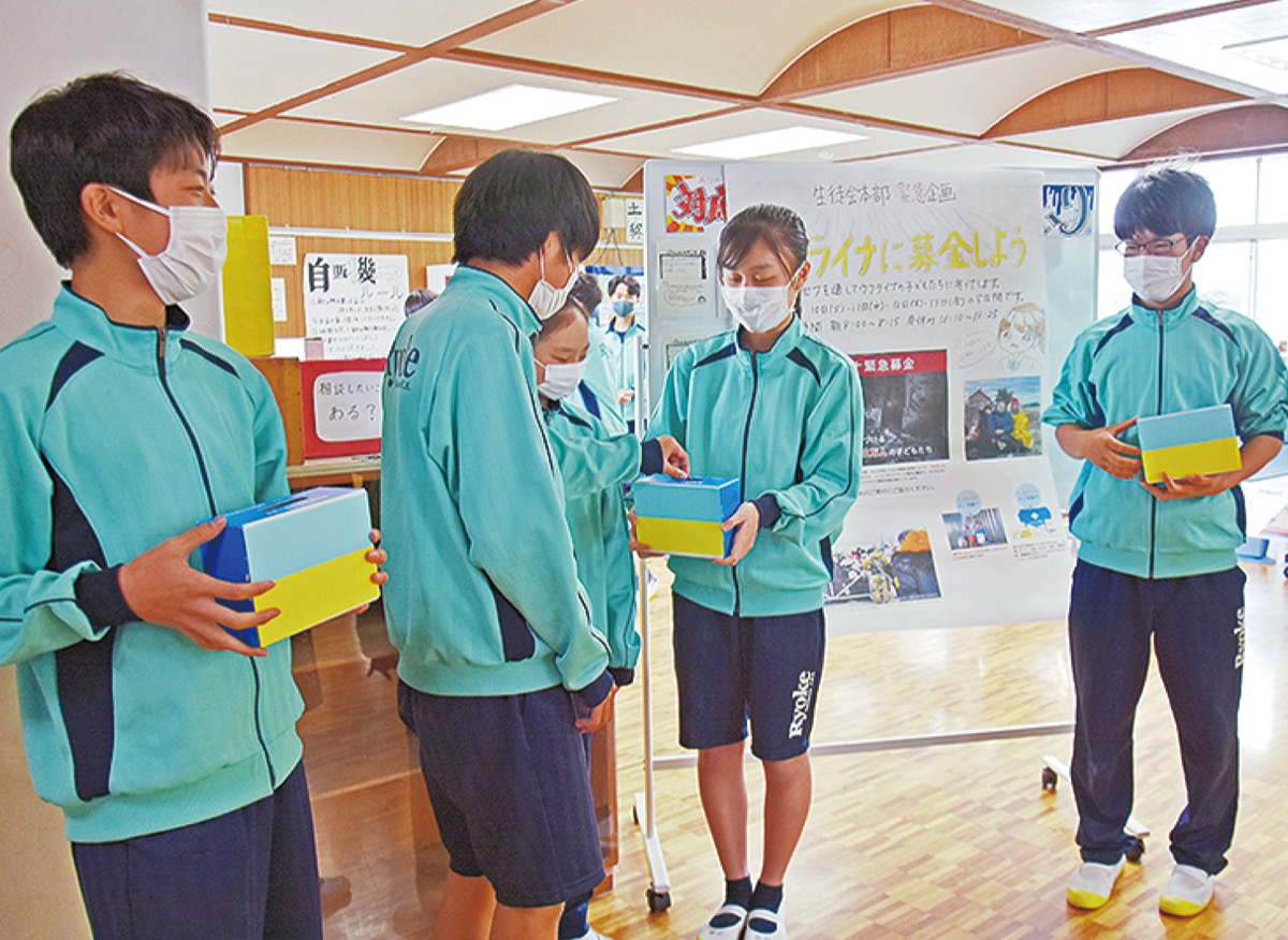 昼休みの募金活動の様子