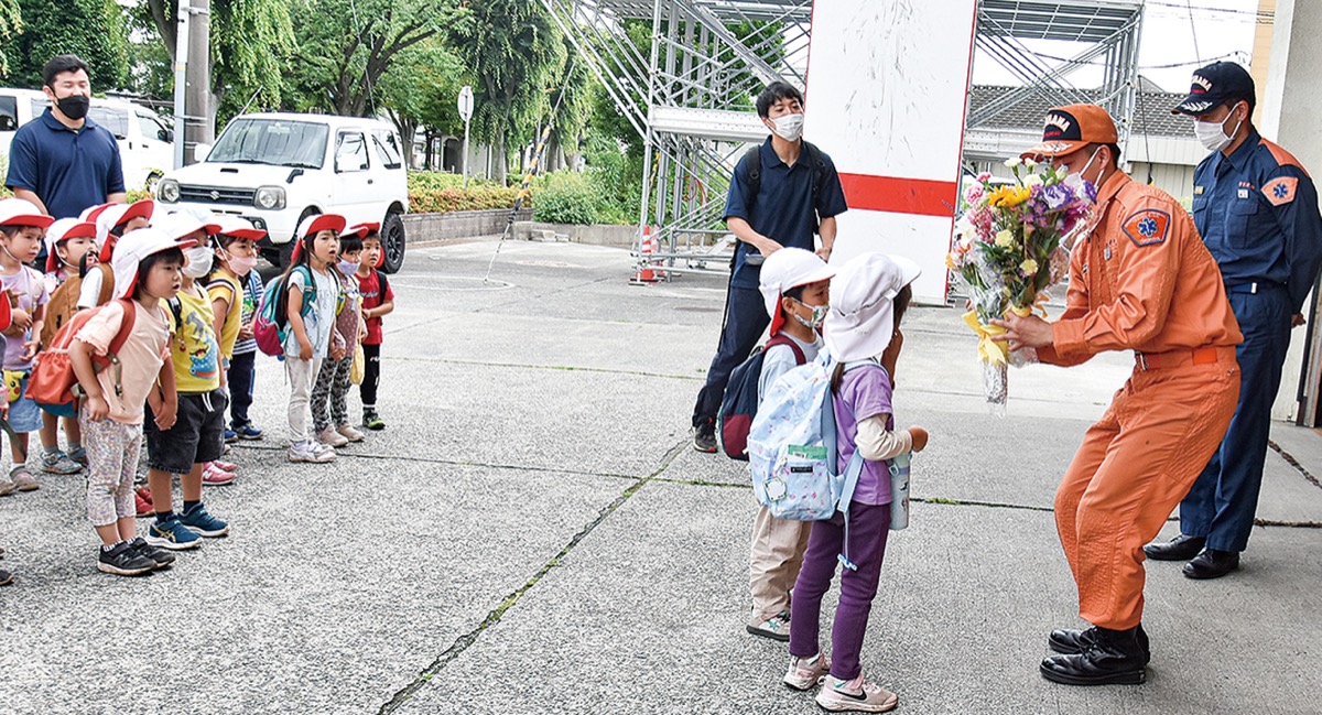 ｢ありがとう｣込め、花届ける