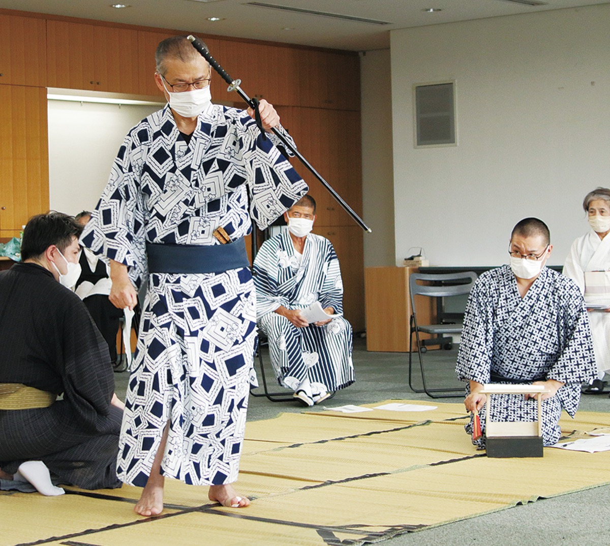 稽古では動きの一つ一つをプロの指導者がチェック