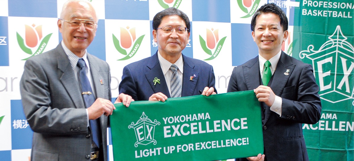 協定を締結した左から松澤会長、中区の小林区長、向井社長=10月14日中区役所区長室=