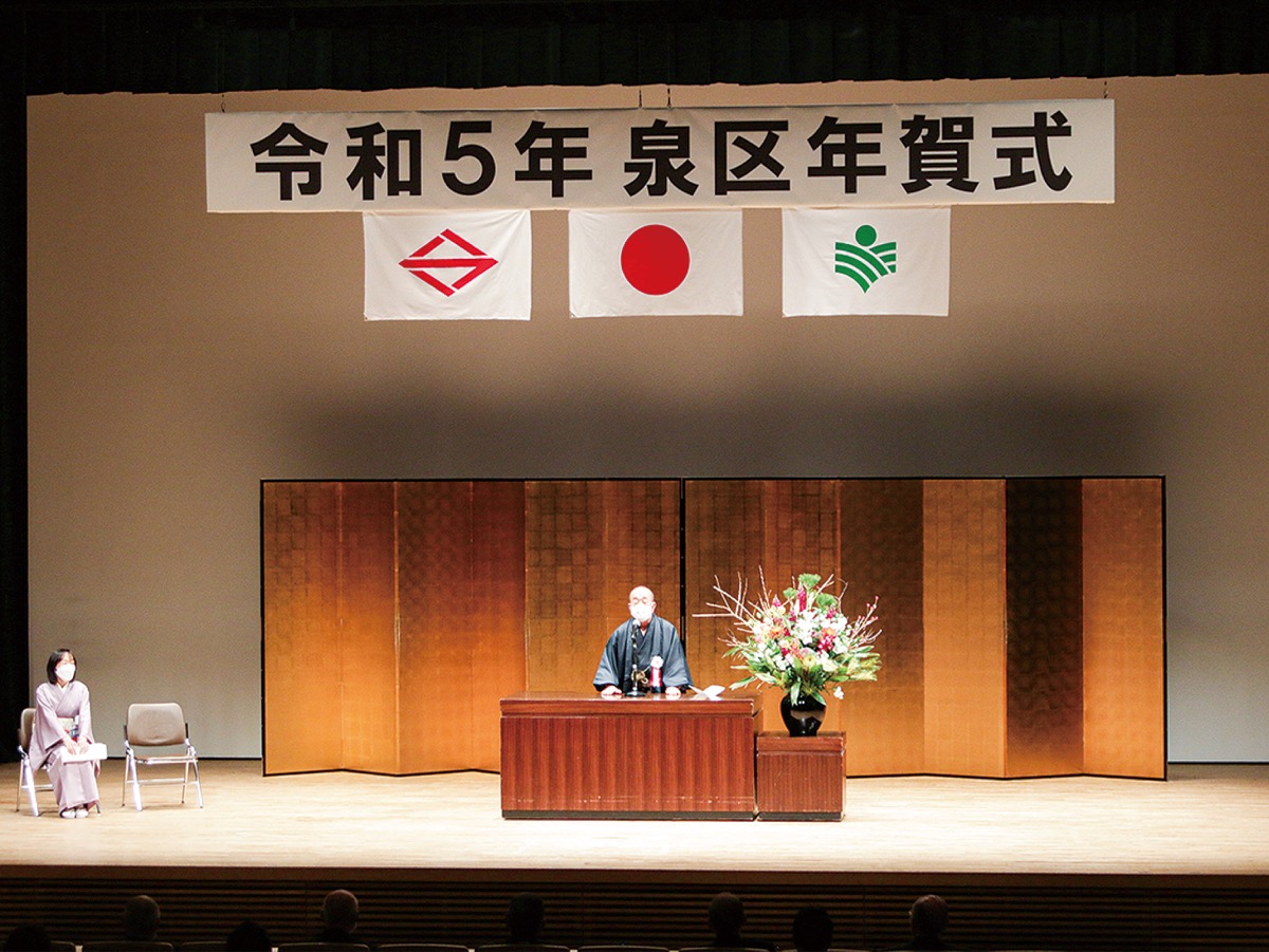 あいさつに立った馬場会長（左は深川区長）