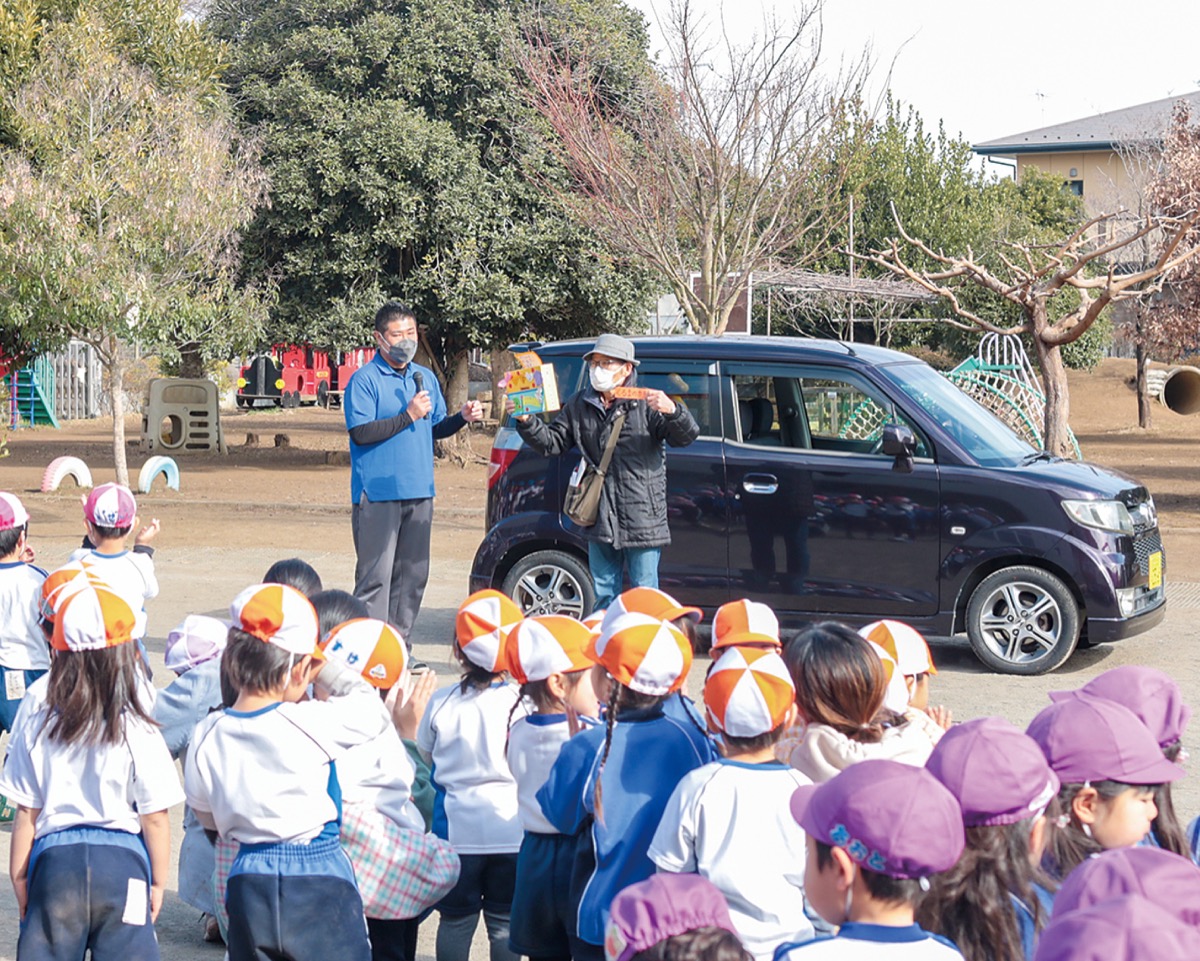 園児らの募金が自動車に