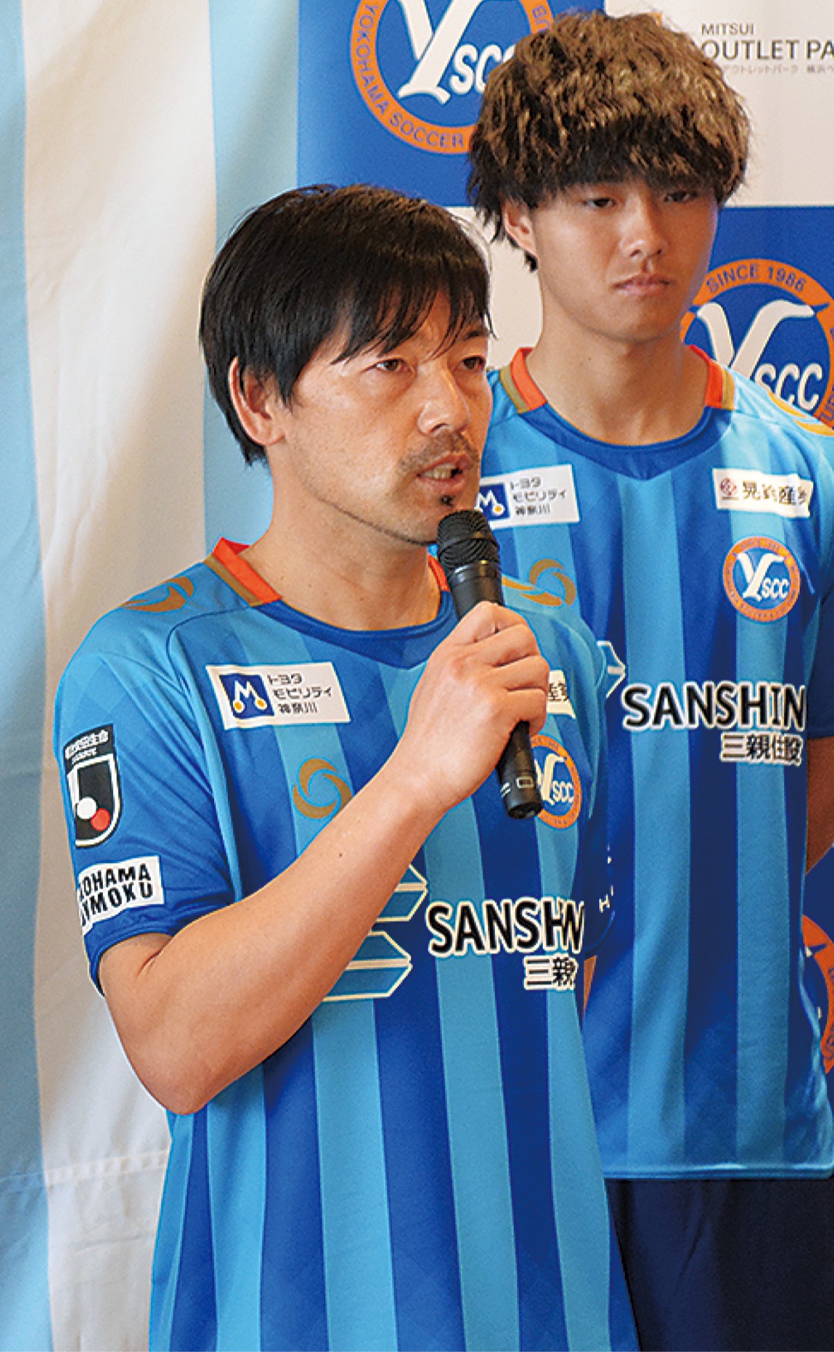 コーチを兼任する松井選手（左）