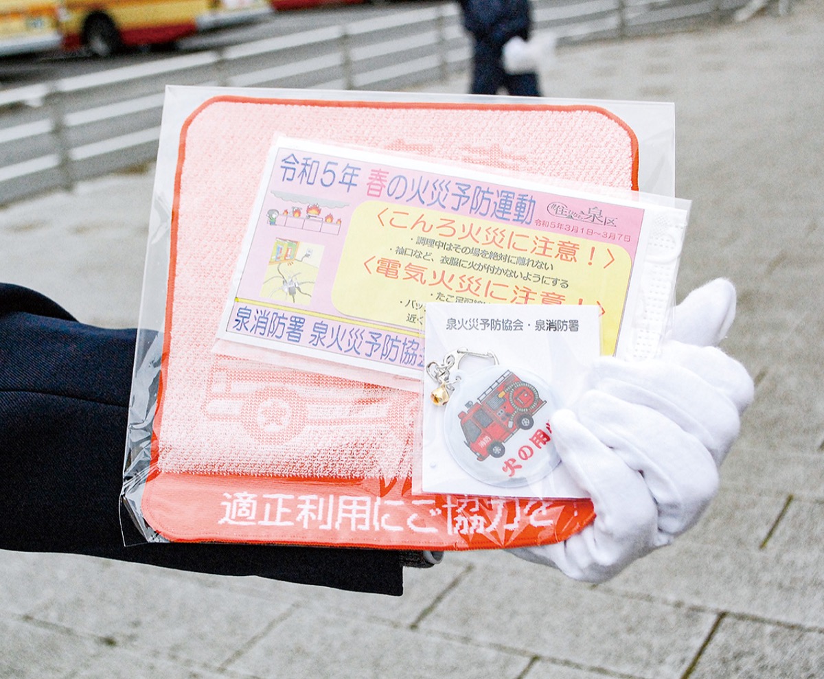 配布された不織布マスクとハンカチ