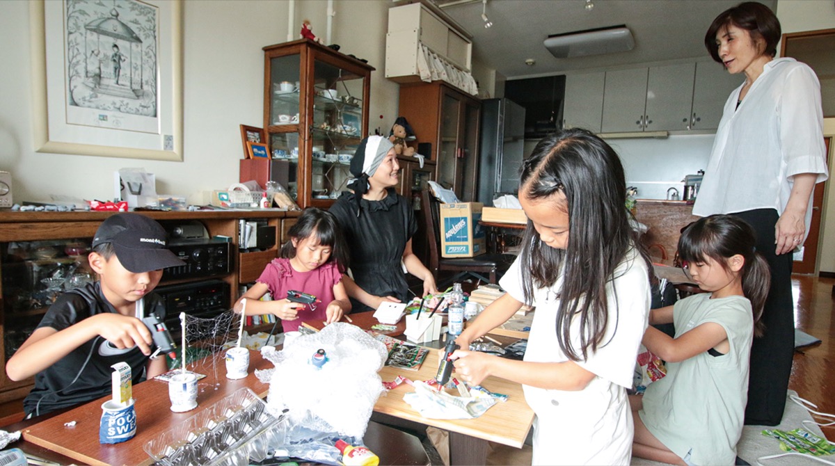 廃材から自由に作品を