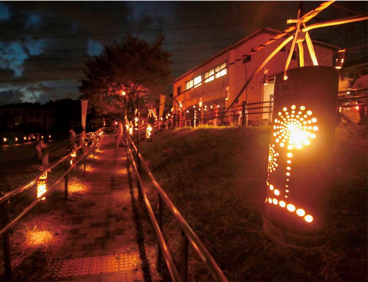 夏の夕べ、やさしく照らす (写真1)