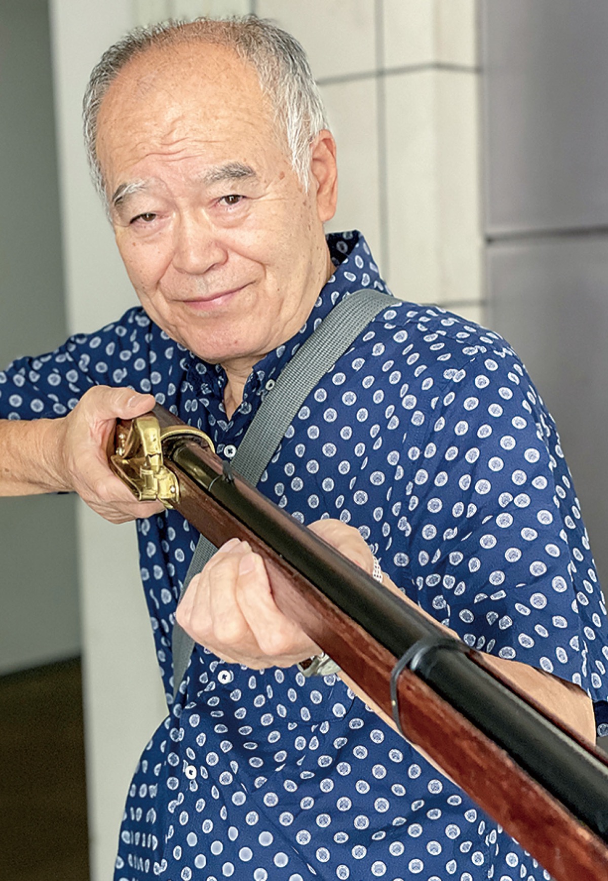 自作の火縄銃を構える岩間さん