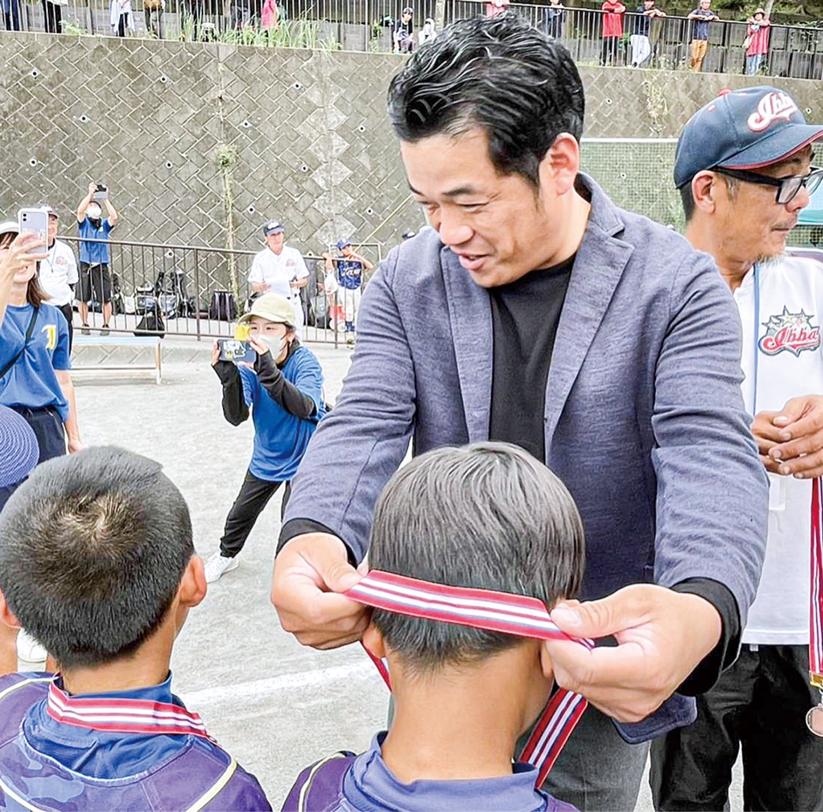 少年野球にメダル寄贈