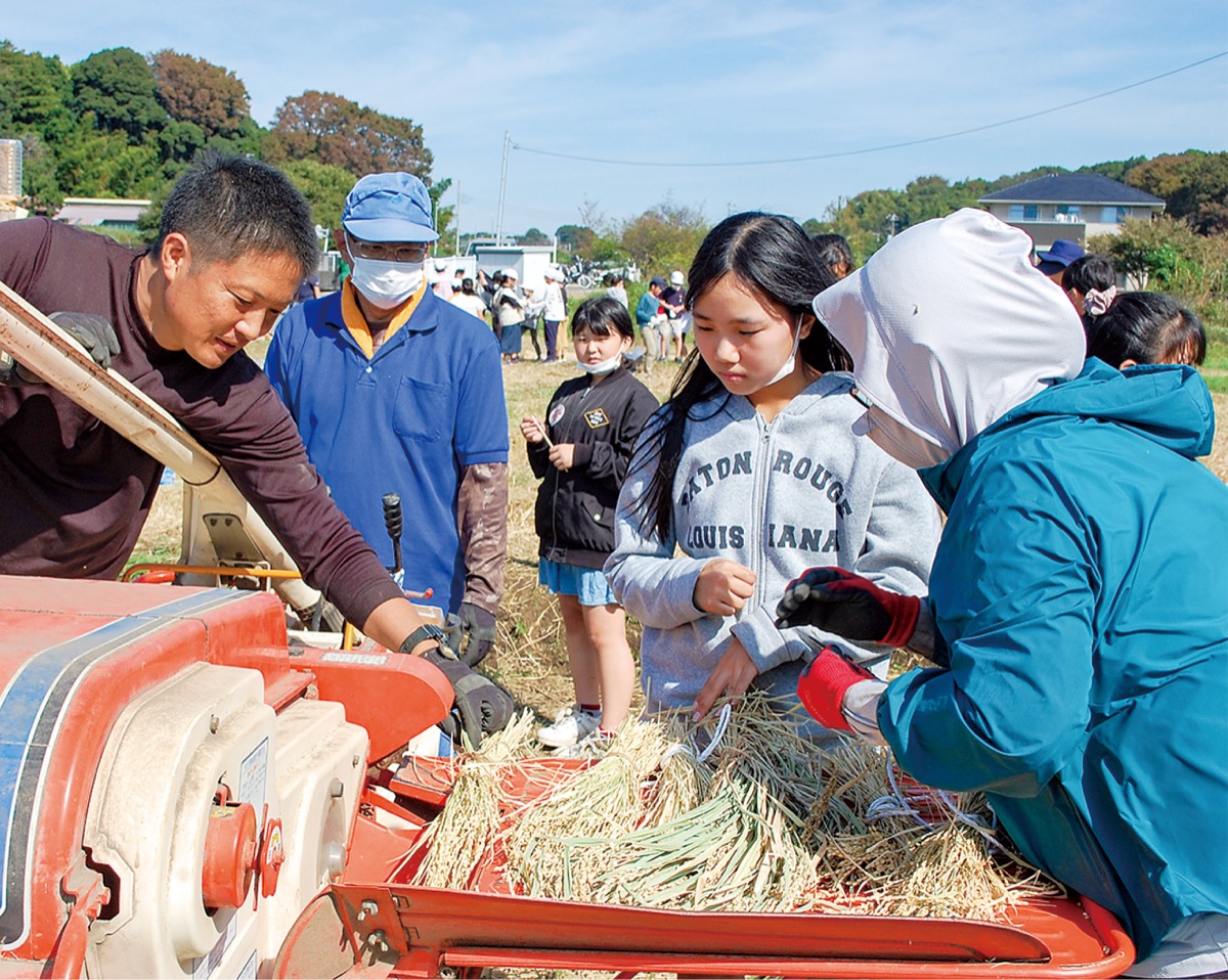 阿久和小と脱穀作業