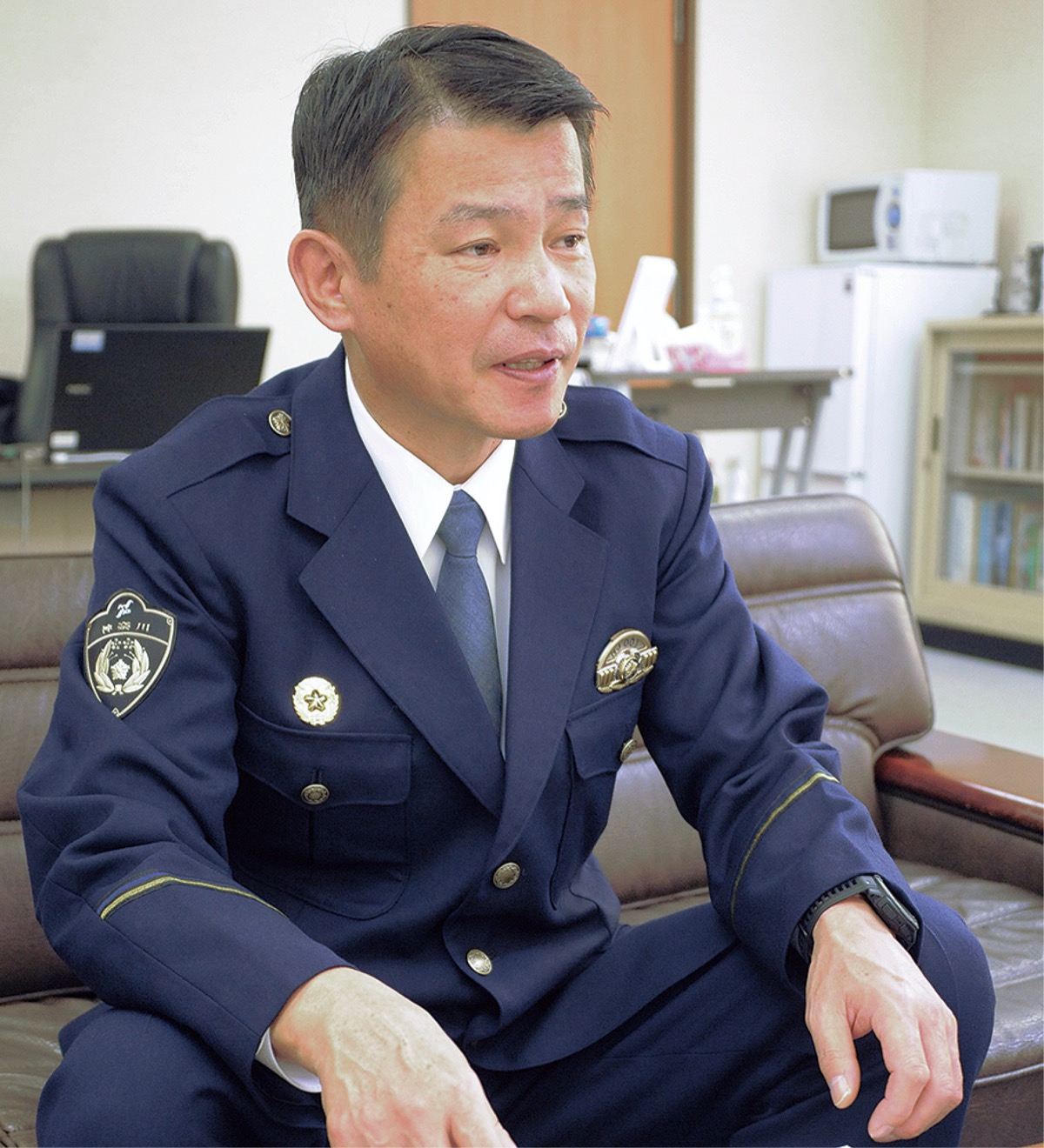 インタビューに応える藤本署長＝泉警察署、12月1日