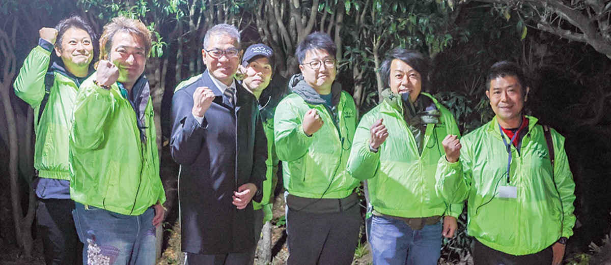 山口区長（左から３人目）とアイディーズのメンバー