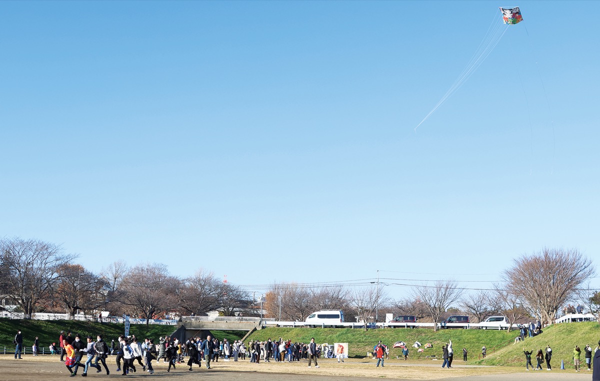 新春の空を泳ぐ相模凧