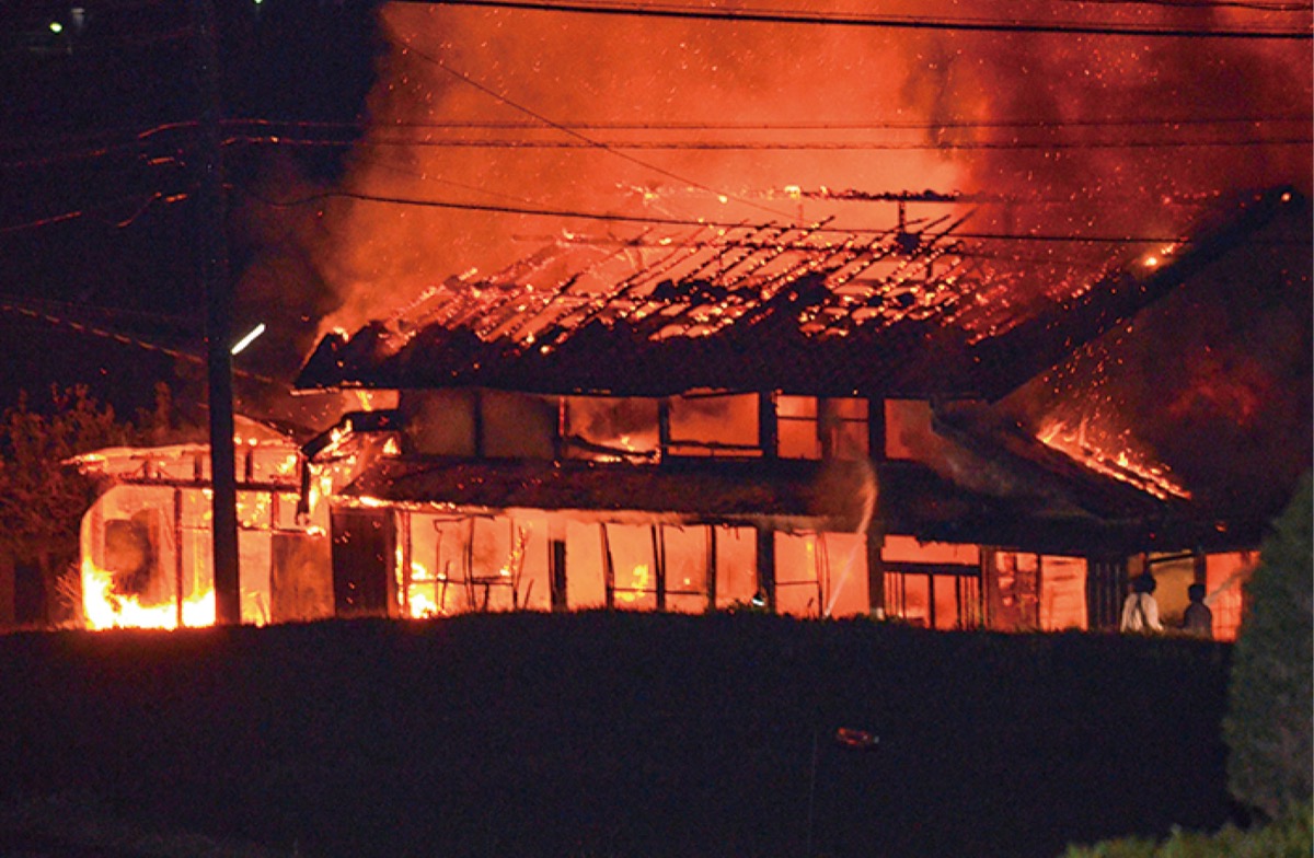 住宅火災で既に10人犠牲